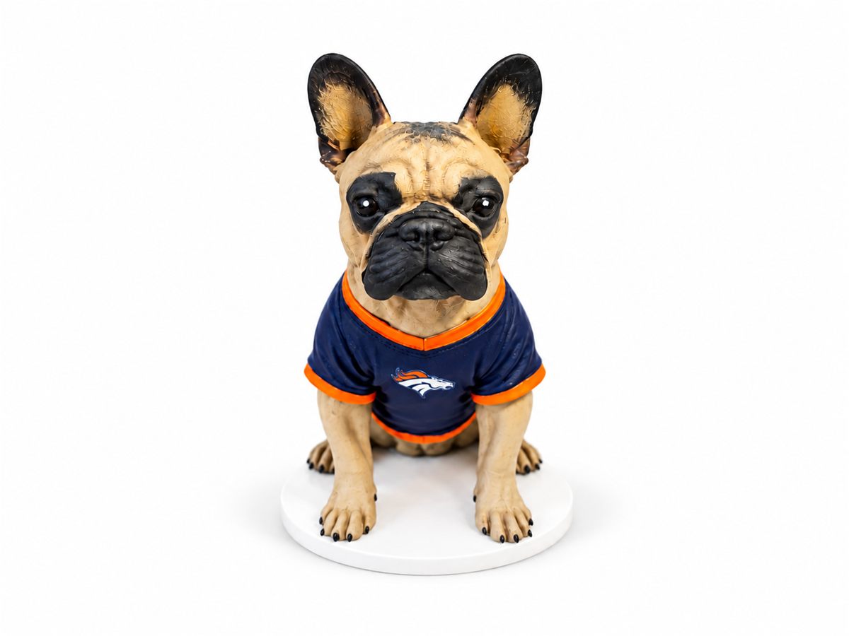 Escultura personalizada impresa en 3D de un bulldog francés con playera deportiva